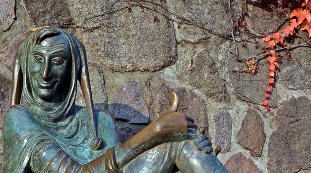 Eulenspiegel bezieht sich auf „Eule“ und „Spiegel“